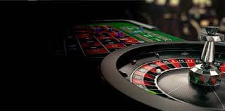 Dealer profesional ledak788 menjelaskan hasil Three Card Poker dengan gesture yang jelas